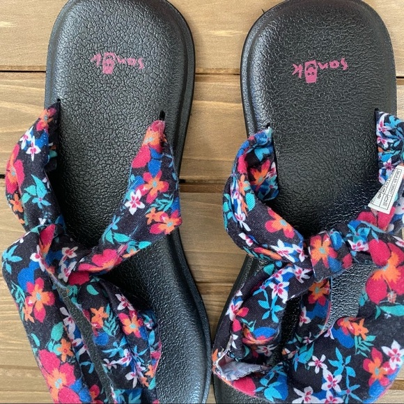 Sanuk Black and Floral Sandals Size 6.5 - Picture 3 of 5